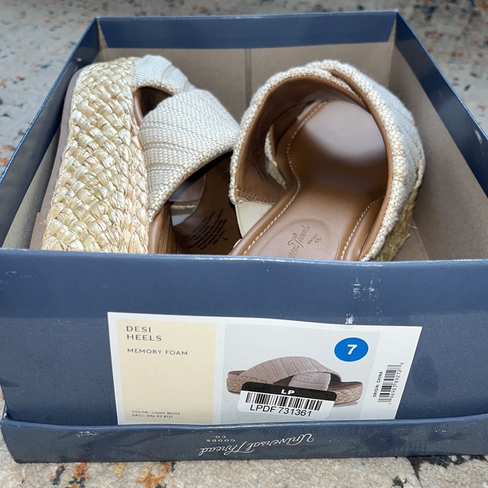 Universal Thread Platform Sandal - image 3